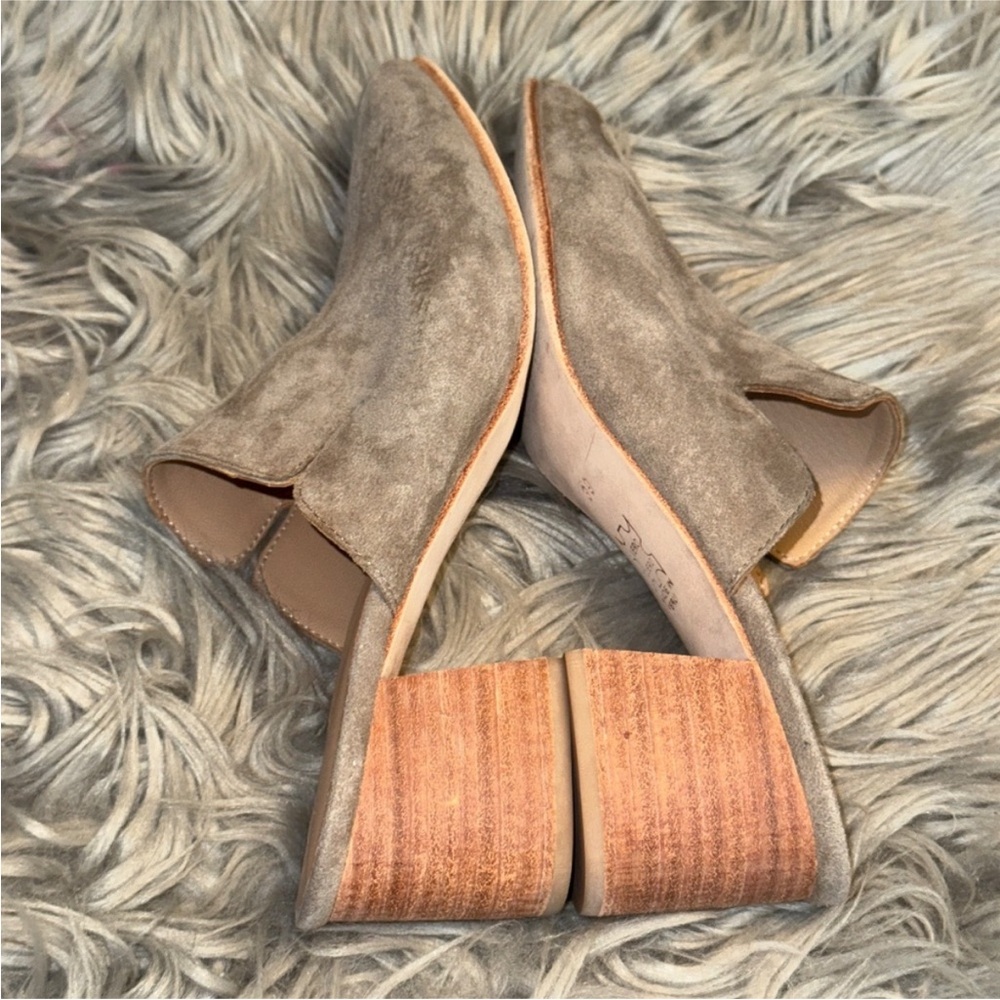 RARE Huma Blanco Pointed Toe Mule Block Heel Bone Grey Size 39 EU - Picture 3 of 10